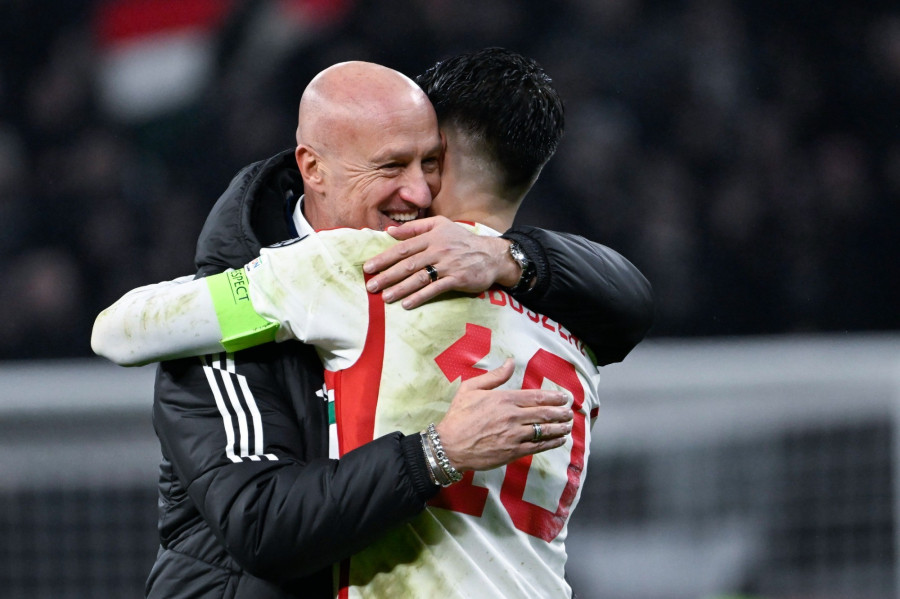 Szoboszlai Dominik, a magyar válogatott játékosa (j) és Marco Rossi szövetségi kapitány a labdarúgó Európa-bajnoki selejtezők tizedik, utolsó fordulójában, a G csoportban játszott Magyarország - Montenegró mérkőzés után a budapesti Puskás Arénában 2023. november 19-én. A nemzeti együttes 3-1-ra nyert, így csoportelsőként jutott ki a jövő évi németországi Eb-re. MTI/Kovács Tamás