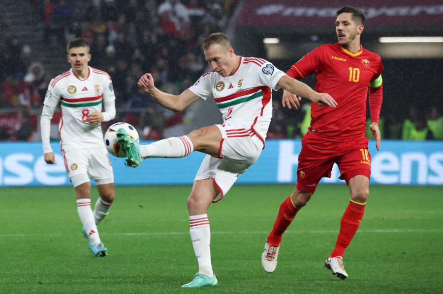 Lang Ádám (k) és Nagy Ádám (b), a magyar, valamint Stevan Jovetic, a montenegrói válogatott játékosa (j) a labdarúgó Európa-bajnoki selejtezők tizedik, utolsó fordulójában, a G csoportban játszott Magyarország - Montenegró mérkőzésen a budapesti Puskás Arénában 2023. november 19-én. MTI/Hegedüs Róbert