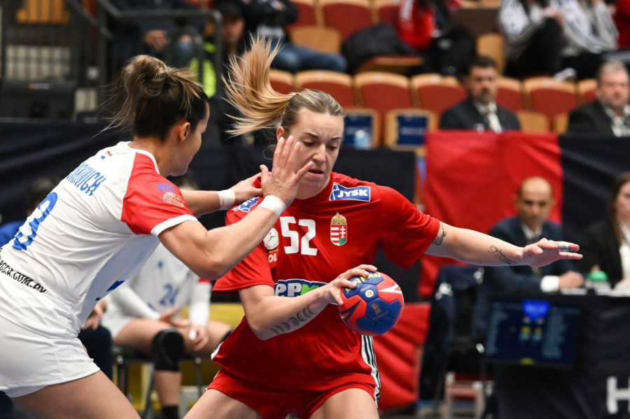 Juhász Gréta (j) és a paraguayi Ada Miskinich Lugo az olimpiai kvalifikációs női kézilabda-világbajnokság csoportkörének első fordulójában játszott Magyarország - Paraguay mérkőzésen a svédországi Helsingborgban 2023. november 30-án. MTI/Illyés Tibor