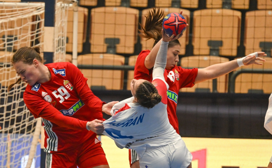 Kuczora Csenge (b), Vámos Petra (j) és a paraguayi Fernanda Insfran Mora az olimpiai kvalifikációs női kézilabda-világbajnokság csoportkörének első fordulójában játszott Magyarország - Paraguay mérkőzésen a svédországi Helsingborgban 2023. november 30-án. MTI/Illyés Tibor