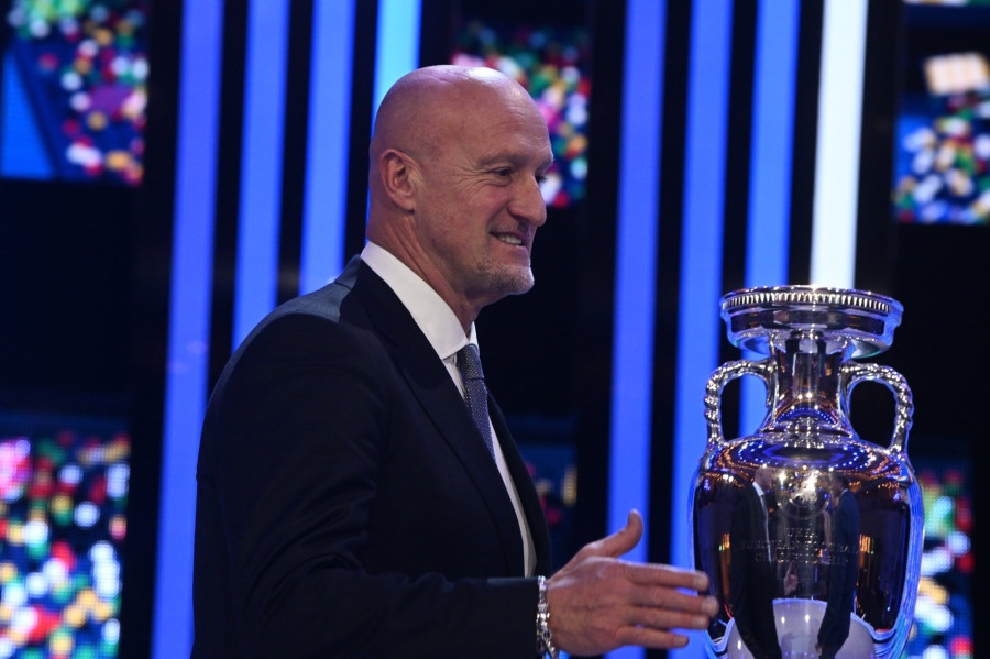 Marco Rossi, a magyar labdarúgó-válogatott szövetségi kapitánya a kupa mellett a 2024-es németországi labdarúgó Európa-bajnokság csoportsorsolásán a hamburgi Elbphilharmonie épületében 2023. december 2-án. MTI/Koszticsák Szilárd