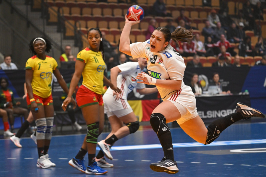 Vámos Petra (j) és a kameruni Vicky Orchella Nyamsi Pokop az olimpiai kvalifikációs noi kézilabda-világbajnokság csoportkörének második fordulójában játszott Magyarország - Kamerun mérkőzésen a svédországi Helsingborgban 2023. december 2-án. MTI/Illyés Tibor