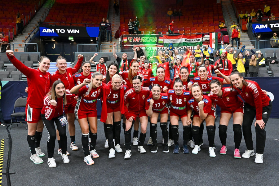 A győztes magyar válogatott játékosai ünnepelnek az olimpiai kvalifikációs női kézilabda-világbajnokság középdöntőjének első fordulójában játszott Szenegál - Magyarország mérkőzés végén a svédországi Göteborgban 2023. december 7-én. A magyar válogatott 30-20-ra győzött. MTI/Illyés Tibor