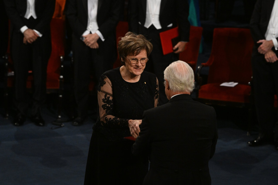 Karikó Katalin biokémikus átveszi az orvosi-élettani Nobel-díjat XVI. Károly Gusztáv svéd királytól a 2023-as Nobel-díjak átadási ünnepségén a stockholmi hangversenyteremben 2023. december 10-én. A magyar kutató az amerikai Drew Weissmannal megosztva az mRNS-alapú vakcinák kifejlesztését megalapozó felfedezéseiért kapta meg a díjat. MTI/Koszticsák Szilárd