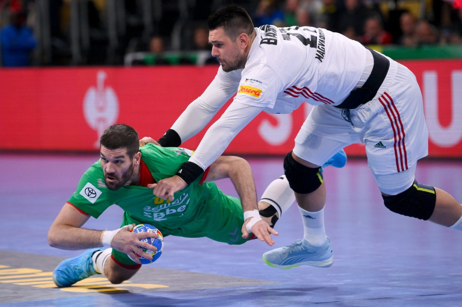 Bánhidi Bence (j) és a montenegrói Vuko Borozan a férfi kézilabda olimpiai kvalifikációs Európa-bajnokság Magyarország - Montenegró mérkőzésén a müncheni Olympiahalléban 2024. január 12-én. MTI/Czeglédi Zsolt 