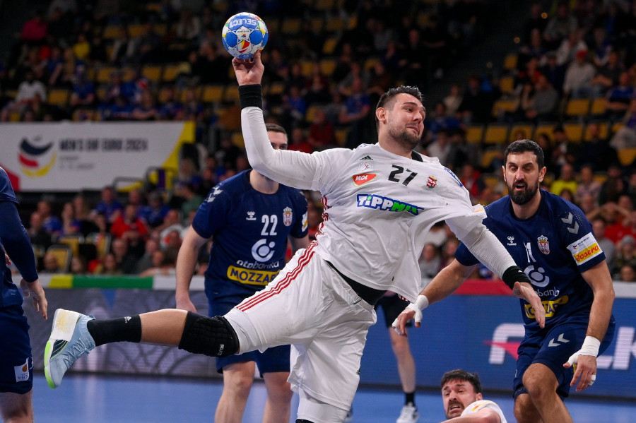 Bánhidi Bence (k) kapura dob a férfi kézilabda olimpiai kvalifikációs Európa-bajnokság Szerbia - Magyarország mérkőzésén a müncheni Olympiahalléban 2024. január 14-én. MTI/Czeglédi Zsolt