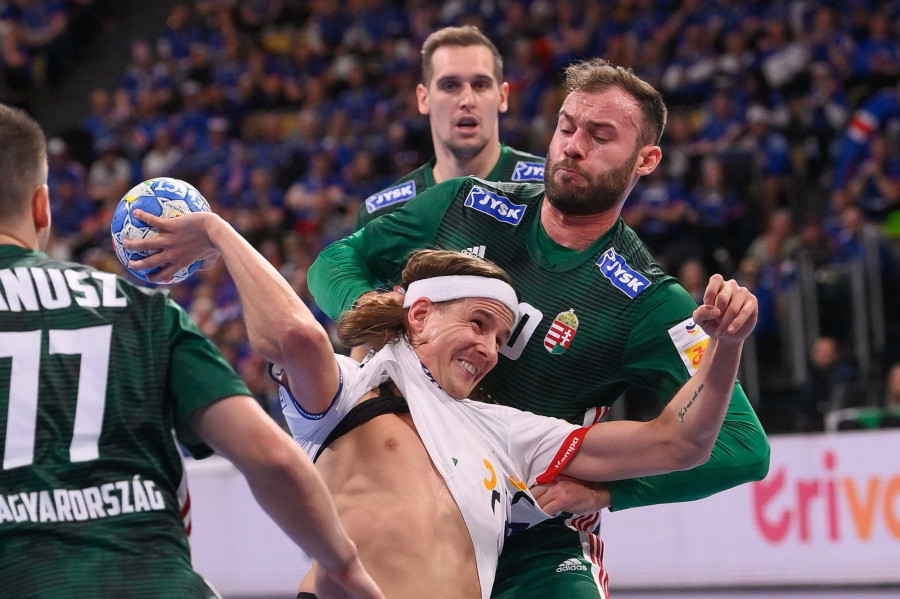 Szita Zoltán (j) és az izlandi Bjarki Mar Elisson (b2) a férfi kézilabda olimpiai kvalifikációs Európa-bajnokság Izland - Magyarország mérkőzésén a müncheni Olympiahalléban 2024. január 16-án. MTI/Czeglédi Zsolt