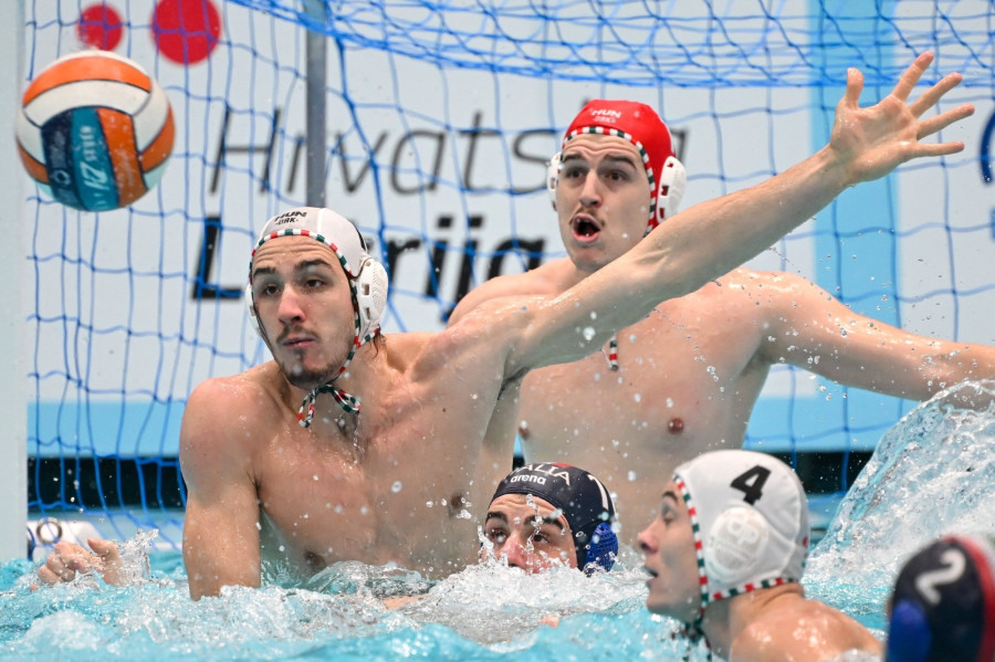 Vismeg Zsombor (b) és Bányai Márk (hátul), valamint az olasz Lorenzo Bruni (b2) a férfi vízilabda Európa-bajnokság Magyarország - Olaszország bronzmérkőzésén a zágrábi Mladost uszodában 2024. január 16-án. Az olasz válogatott 12-7-re győzött. MTI/Illyés Tibor