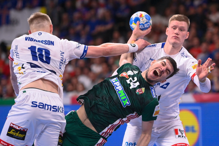 Fazekas Gergő (k) valamint az izlandi Ellidi Vidarsson (b) és Ymir Gíslason a férfi kézilabda olimpiai kvalifikációs Európa-bajnokság Izland - Magyarország mérkőzésén a müncheni Olympiahalléban 2024. január 16-án. MTI/Czeglédi Zsolt 