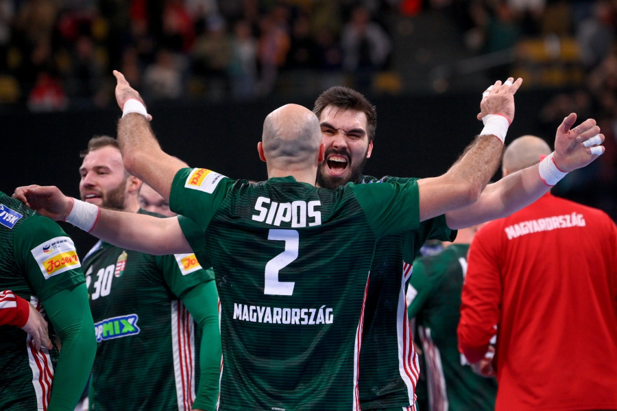 Sipos Adrián (háttal) és Rosta Miklós, a magyar válogatott játékosai ünnepelnek, miután csapatuk 33-25-re legyőzte Izlandot a csoportkör harmadik fordulójában a férfi kézilabda olimpiai kvalifikációs Európa-bajnokságon a müncheni Olympiahalléban 2024. január 16-án. A magyar csapat veretlenül, a maximális két ponttal jutott középdöntőbe. MTI/Czeglédi Zsolt
