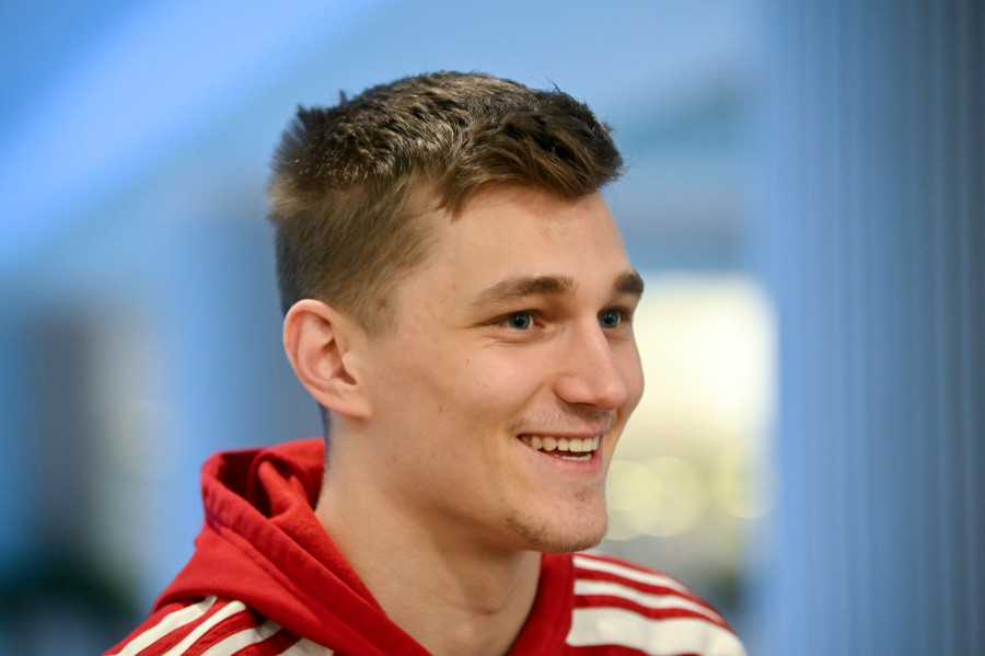 Imre Bence, az olimpiai kvalifikációs férfi Európa-bajnokságon szereplő magyar kézilabda-válogatott játékosa interjút ad az MTI újságírójának a csapat müncheni szálláshelyén 2024. január 17-én. MTI/Czeglédi Zsolt 