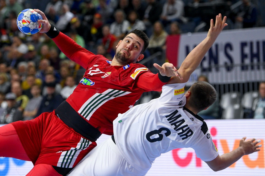 Bánhidi Bence (b) és az osztrák Markus Mahr a férfi kézilabda olimpiai kvalifikációs Európa-bajnokság középdöntőjének első fordulójában, a Magyarország - Ausztria mérkőzésen a kölni Lanxess Arénában 2024. január 18-án. A magyar válogatott 30-29-re kikapott. MTI/Czeglédi Zsolt