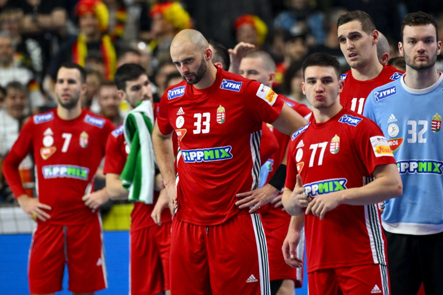 A vesztes magyar csapat a férfi kézilabda olimpiai kvalifikációs Európa-bajnokság középdöntőjének első fordulójában, a Magyarország - Ausztria mérkőzés után a kölni Lanxess Arénában 2024. január 18-án. A magyar válogatott 30-29-re kikapott. MTI/Czeglédi Zsolt