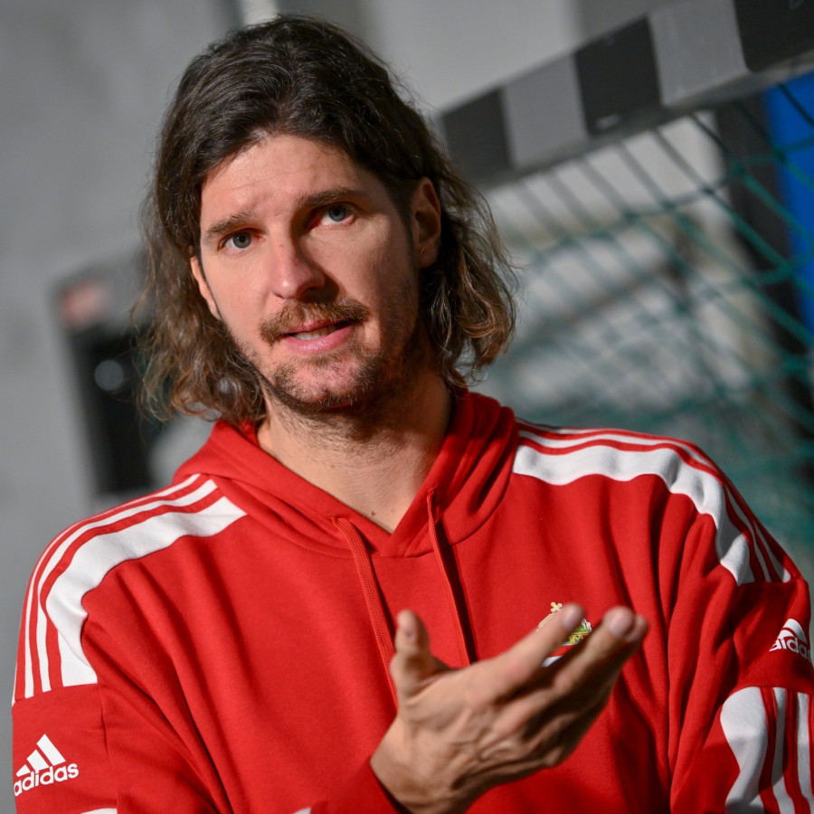 Nagy László, a Magyar Kézilabda Szövetség elnökségi tagja, a férfi kézilabda olimpiai kvalifikációs Európa-bajnokságon szereplő válogatott csapatvezetője interjút ad az MTI újságírójának a torna szurkolói zónájában Kölnben 2024. január 19-én. MTI/Czeglédi Zsolt