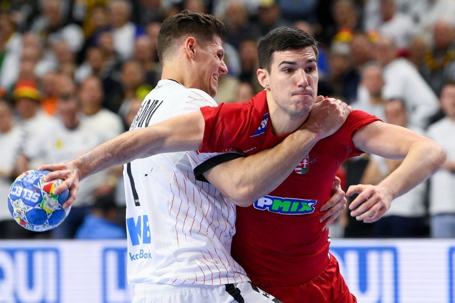 Fazekas Gergő (j) és a német Sebastian Heymann a férfi kézilabda olimpiai kvalifikációs Európa-bajnokság középdöntőjének harmadik fordulójában, a Németország - Magyarország mérkőzésen a kölni Lanxess Arénában 2024. január 22-én. MTI/Czeglédi Zsolt