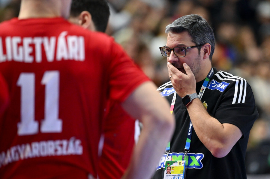 José Maria Chema Rodriguez Vaquero, a magyar válogatott spanyol szövetségi kapitánya a férfi kézilabda olimpiai kvalifikációs Európa-bajnokság középdöntőjének harmadik fordulójában, a Németország - Magyarország mérkőzés után a kölni Lanxess Arénában 2024. január 22-én. A német válogatott 35-28-ra győzött. MTI/Czeglédi Zsolt