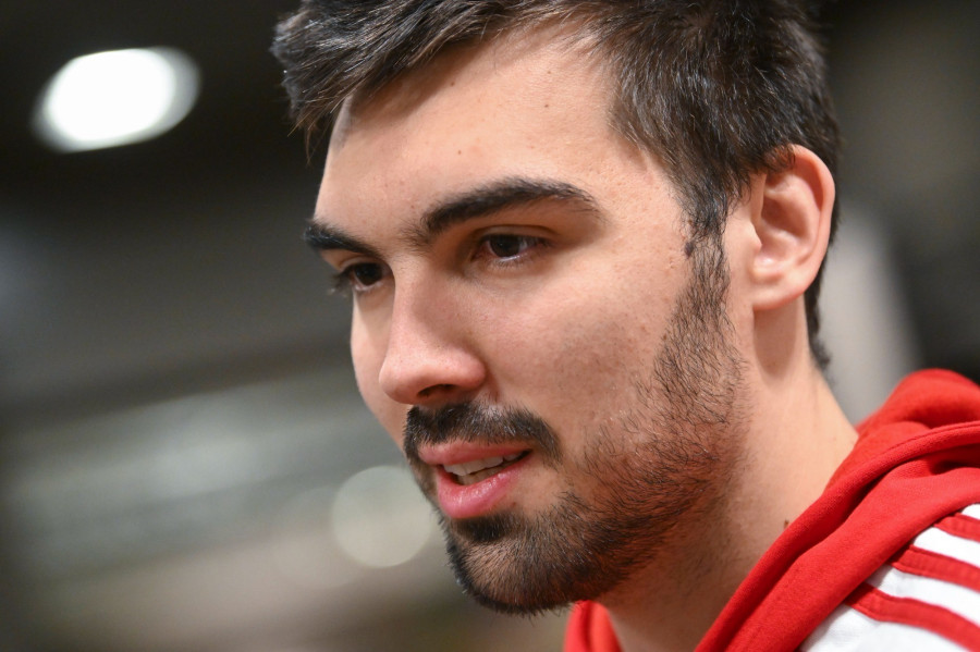 Rosta Miklós, az olimpiai kvalifikációs férfi Európa-bajnokságon szereplő magyar kézilabda-válogatott játékosa interjút ad az MTI újságírójának a csapat kölni szálláshelyén 2024. január 23-án. MTI/Czeglédi Zsolt