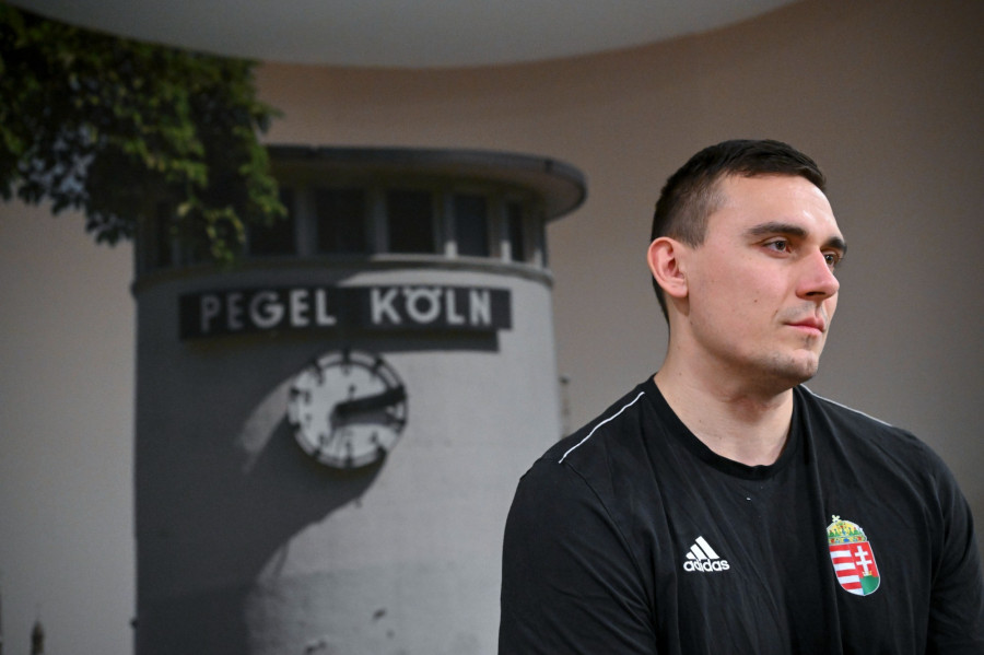 Bodó Richárd, az olimpiai kvalifikációs férfi Európa-bajnokságon szereplő magyar kézilabda-válogatott játékosa interjút ad az MTI újságírójának a csapat kölni szálláshelyén 2024. január 25-én. MTI/Czeglédi Zsolt