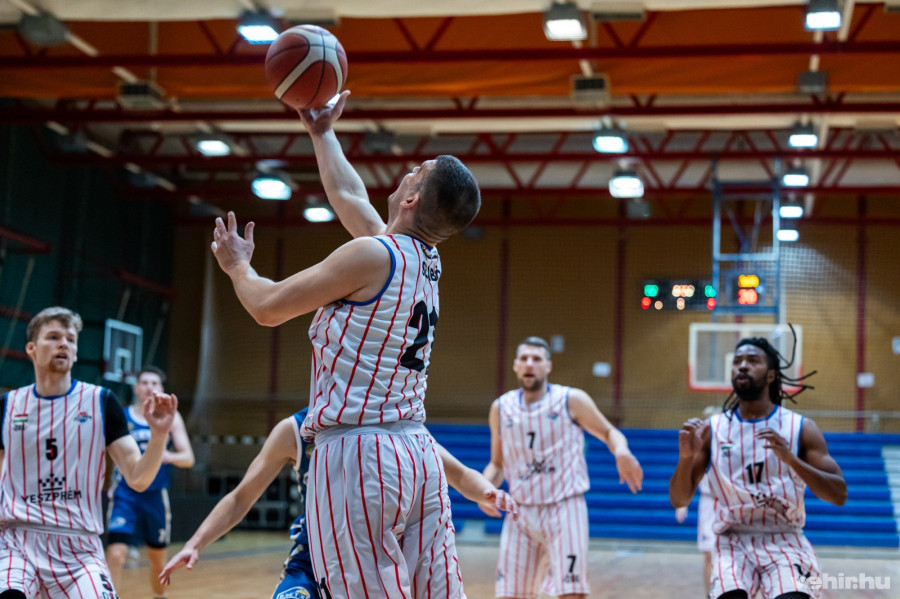 Idegenben nyertek a veszprémi kosarasok (archív fotó)