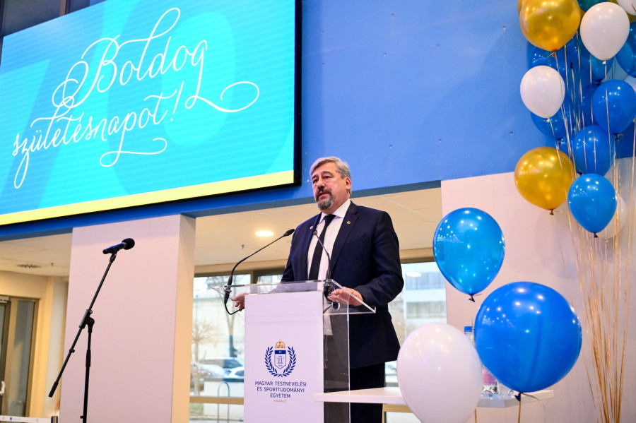 Mocsai Lajos kézilabda mesteredző, a Magyar Testnevelési és Sporttudományi Egyetemet fenntartó alapítvány kuratóriumi elnöke beszédet mond a hetvenedik születésnapja alkalmából rendezett ünnepségen a Magyar Testnevelési és Sporttudományi Egyetemen 2024. március 11-én. MTI/Purger Tamás