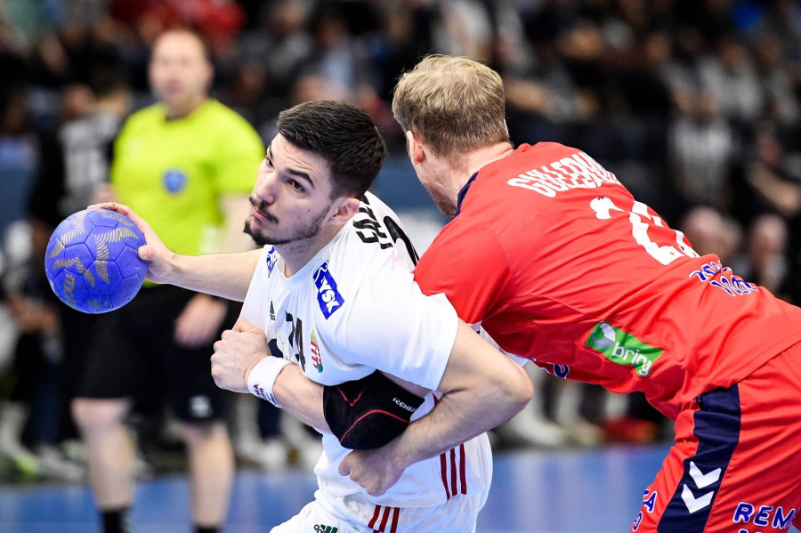 Fazekas Gergő (b) és a norvég Magnus Gullerud a férfi kézilabda olimpiai selejtezőtorna Norvégia - Magyarország mérkőzésén a Tatabányai Multifunkciós Csarnokban 2024. március 16-án. MTI/Bodnár Boglárka