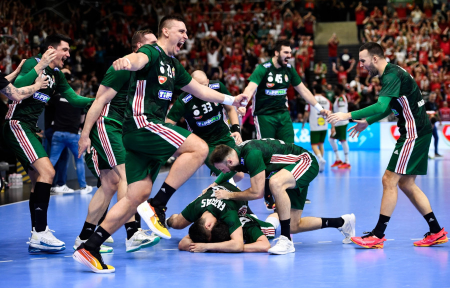 A magyar csapat ünnepel, miután megnyerte a férfi kézilabda olimpiai selejtezőtorna Magyarország - Portugália mérkőzését a Tatabányai Multifunkciós Csarnokban 2024. március 17-én.Olimpiai kvótát szerzett a magyar válogatott, mivel 30-27-re legyőzte Portugáliát. MTI/Bodnár Boglárka