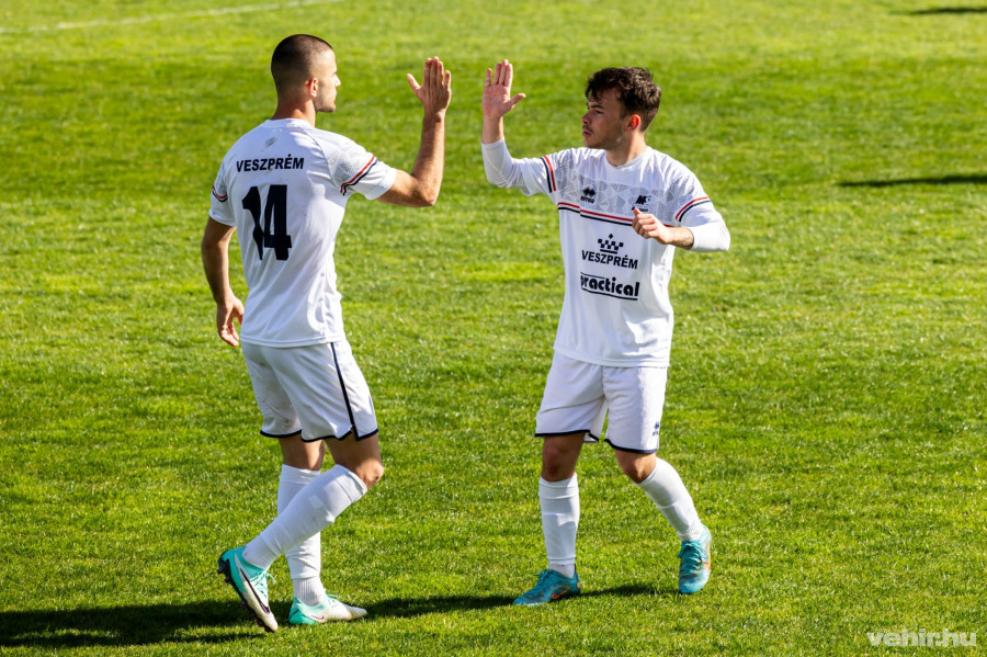 Jobb gólkülönbségének köszönhetően jelenleg a Veszprém vezeti a tabellát