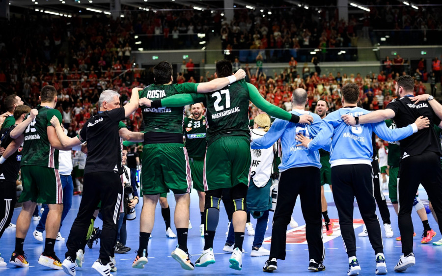 A magyar csapat ünnepel, miután megnyerte a férfi kézilabda olimpiai selejtezőtorna Magyarország - Portugália mérkőzését a Tatabányai Multifunkciós Csarnokban 2024. március 17-én.Olimpiai kvótát szerzett a magyar válogatott, mivel 30-27-re legyőzte Portugáliát. MTI/Bodnár Boglárka