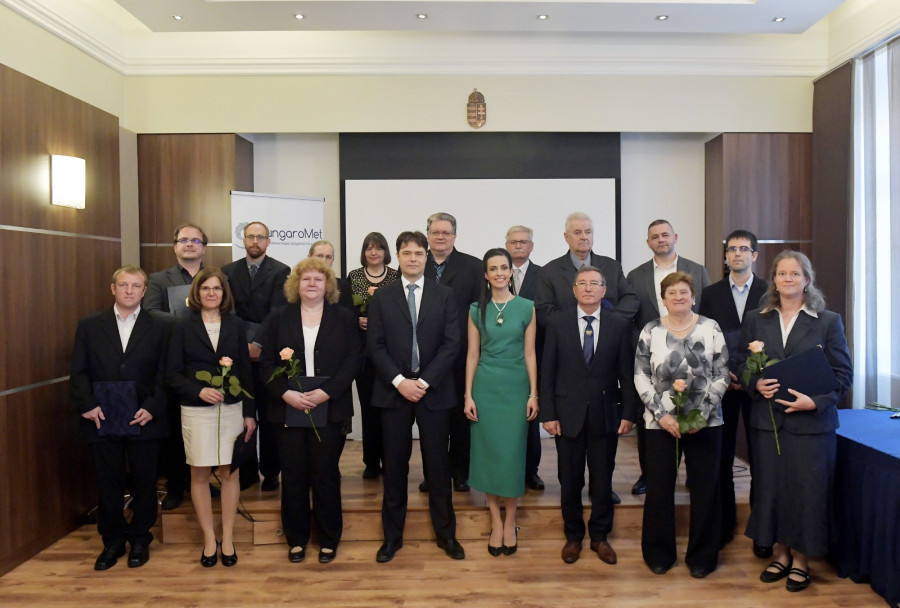 Középen Koncz Zsófia, az Energiaügyi Minisztérium parlamenti államtitkára, mellette balra Szanka Gábor Gyula, a HungaroMet Magyar Meteorológiai Szolgáltató Nonprofit Zrt. vezérigazgatója, jobbra pedig Kovács Győző, valamint a díjazottak a miniszteri kitüntetések átadásán a meteorológiai világnapon MTI/Soós Lajos