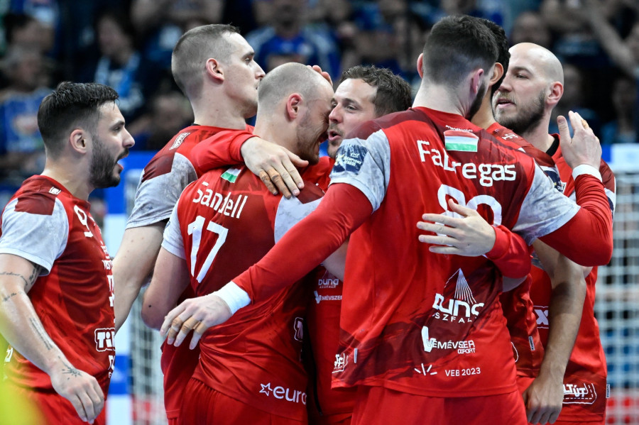 A győztes Veszprém játékosai örülnek a férfi kézilabda Bajnokok Ligája negyeddöntőjébe jutásért játszott OTP Bank-Pick Szeged - Telekom Veszprém első mérkőzés végén a szegedi Pick Arénában 2024. március 28-án. A Veszprém 37-30-ra nyert a Szeged ellen. MTI/Kovács Tamás