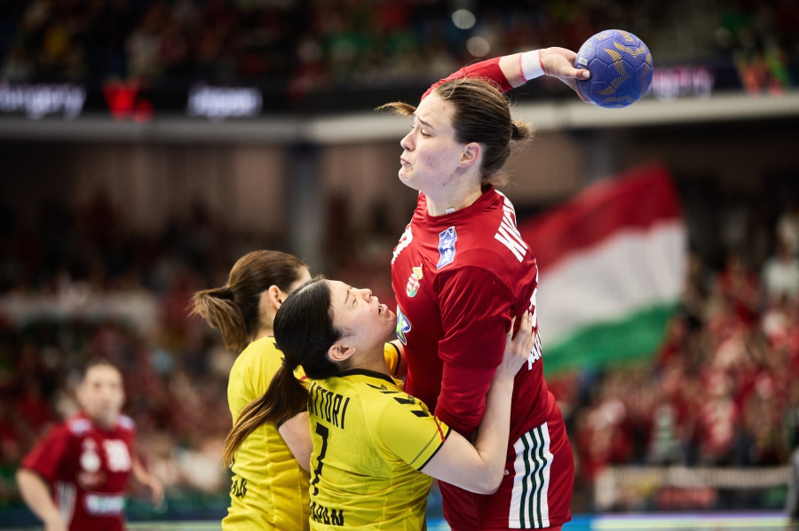 Kuczora Csenge (j) és a japán Hattori Szaki a női kézilabda olimpiai selejtezőtorna 3. fordulójában játszott Magyarország - Japán mérkőzésen a debreceni Főnix Arénában 2024. április 14-én. MTI/Derencsényi István