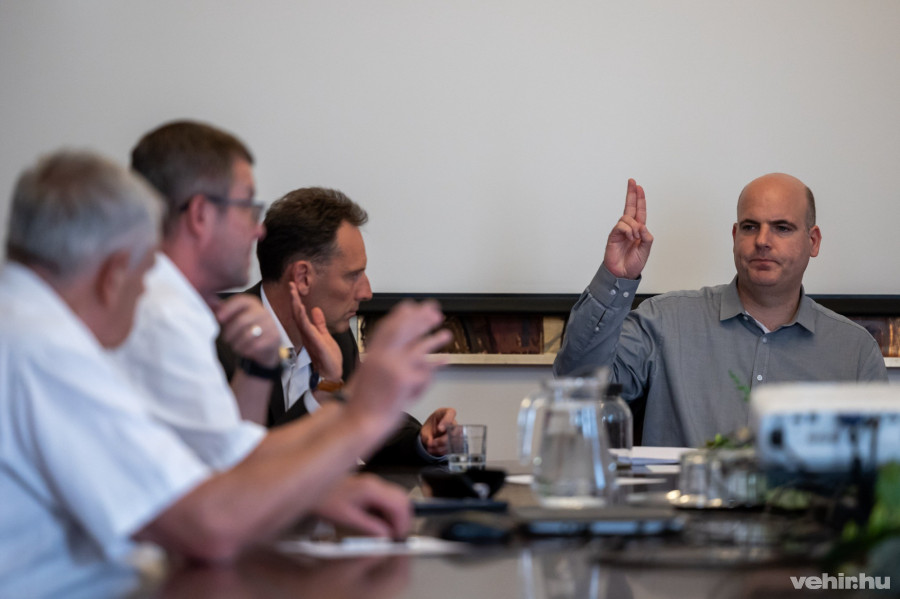 A Helyi Választási Bizottság határozathozatal közben (balra dr. Kovács Gergely a bizottság elnöke) 