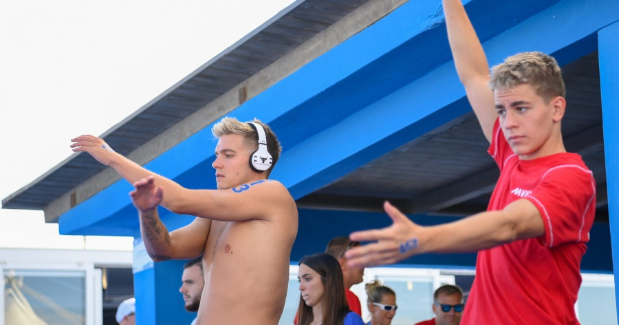 Rasovszky Kristóf (b) és Betlehem Dávid bemelegít a férfi nyíltvízi úszók 5 kilométeres versenye elõtt a római vizes Európa-bajnokságon Ostiában 2022. augusztus 20-án. MTI/Czeglédi Zsolt