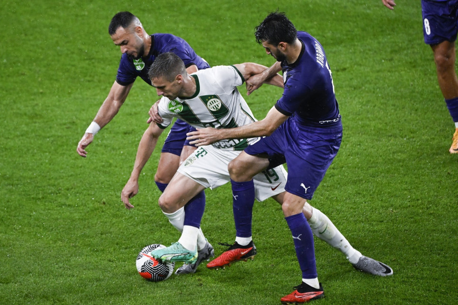 Varga Barnabás, az FTC (k), valamint Tamás Krisztián (b) és Daviti Kobouri, az Újpest játékosai az OTP Bank Liga 33., utolsó fordulójában játszott Ferencvárosi TC-Újpest FC mérkőzésen a Groupama Arénában 2024. május 19-én. MTI/Koszticsák Szilárd