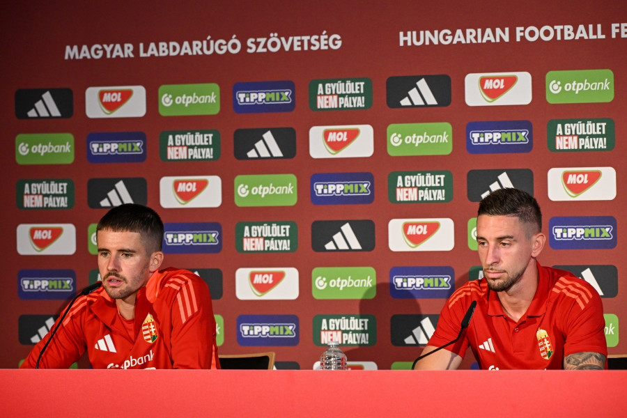 Nagy Ádám (b) és Nagy Zsolt, a németországi labdarúgó Európa-bajnokságon részt vevő magyar válogatott tagjai a csapat sajtótájékoztatóján Weiler-Simmerbergben 2024. június 20-án. MTI/Illyés Tibor