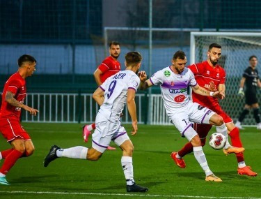 Zachán Péter (jobb oldalon pirosban) Mezőkövesden folytatja (archív fénykép)