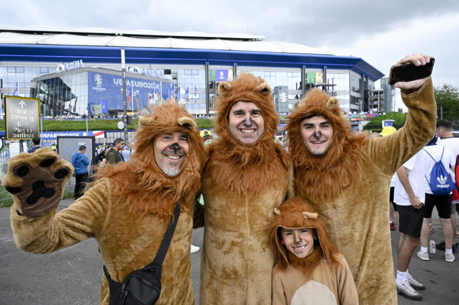 Angol szurkolók a labdarúgó Európa-bajnokság Angila - Szlovákia mérkőzése előtt a gelsenkircheni AufSchalke Aréna előtt 2024. június 30-án. MTI/Koszticsák Szilárd