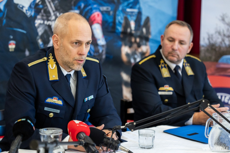 Dékány Balázs a sajtótájékoztatón, mellette Suszter Tamás, rendőr ezredes, bűnügyi rendőrfőkapitány-helyettes
