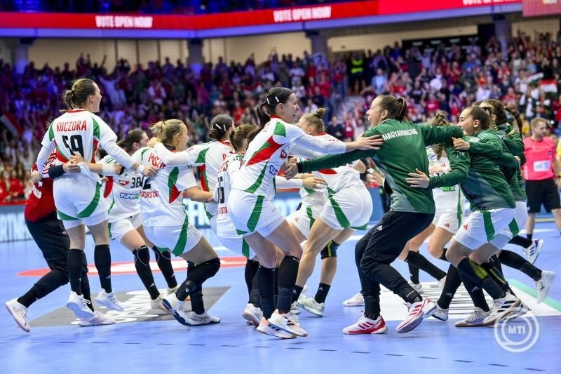 Debrecen, 2024. november 30. A győztes magyar csapat a női kézilabda Európa-bajnokság Svédország - Magyarország mérkőzés végén a debreceni Főnix Arénában 2024. november 30-án. A magyar válogatott 32-25-re legyőzte a svéd csapatot. MTI/Czeglédi Zsolt