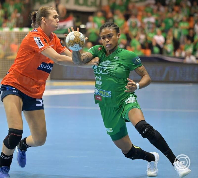 Győr, 2024. október 19. Bruna De Paula (j), a Győr, valamint Helene Fauske (b), az Odense HB játékosa a női kézilabda Bajnokok Ligája B.csoport 6. fordulójában játszott Győri Audi ETO KC - Odense HB mérkőzésen a győri Audi Arénában 2024.október 19-én. A dán csapat 35-28-ra győzőtt. MTI/Krizsán Csaba