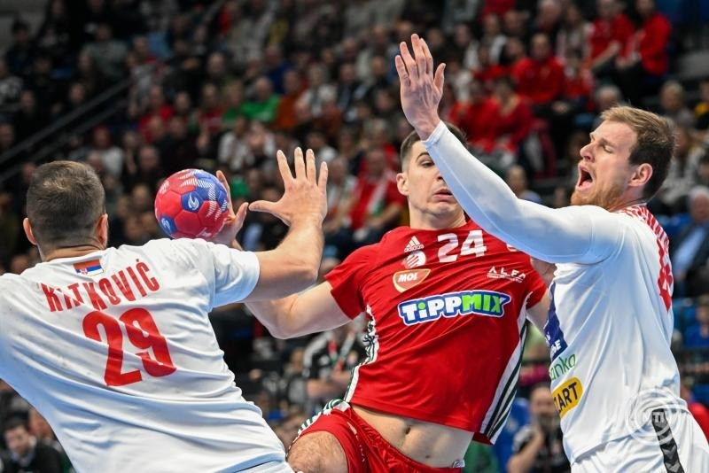 Fazekas Gergő (k), valamint a szerb Dragan Jacques Pechmalbec (j) és Nemanja Ratkovic a Magyarország - Szerbia férfi kézilabda világbajnoki felkészülési mérkőzésen a szegedi Pick Arénában 2025. január 10-én. MTI/Illyés Tibor