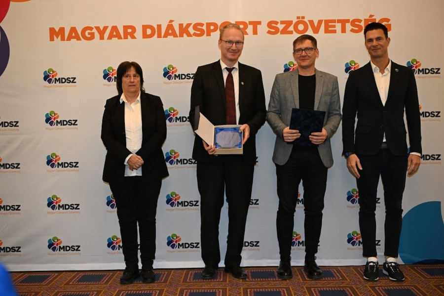 A veszprémi Lovassy gimnázium a középiskolák versenyében a második helyen végzett, a rangos díjat Schultz Zoltán igazgató vette át - Fotó: MDSZ