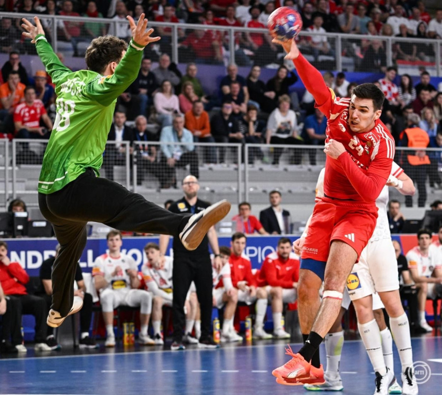 Fazekas Gergő (jobb) és az osztrák Constantin Möstl kapus (bal) a férfi kézilabda-világbajnokság középdöntőjében, a II. csoport második fordulójában játszott Magyarország-Ausztria mérkőzésen Varasdon, a Varazdin Arenában 2025. január 23-án.  MTI/Illyés Tibor