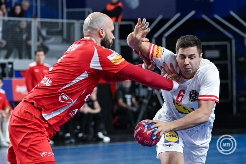 Sipos Adrián (bal) és az osztrák Markus Mahr (jobb) a férfi kézilabda-világbajnokság középdöntőjében, a II. csoport második fordulójában játszott Magyarország-Ausztria mérkőzésen Varasdon, a Varazdin Arenában 2025. január 23-án. MTI/Illyés Tibor