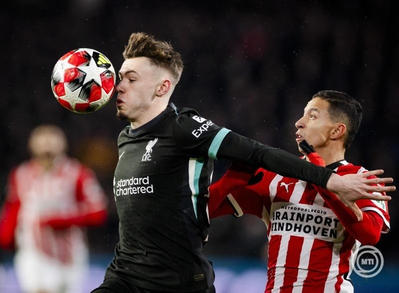 Conor Bradley, a Liverpool (bal) és Mauro Junior, a PSV Eindhoven játékosa a labdarúgó Bajnokok Ligája alapszakaszának nyolcadik, utolsó fordulójában játszott PSV Eindhoven-Liverpool mérkőzésen az eindhoveni Phillips Stadionban 2025. január 29-én. MTI/EPA/ANP/Koen Van Weel