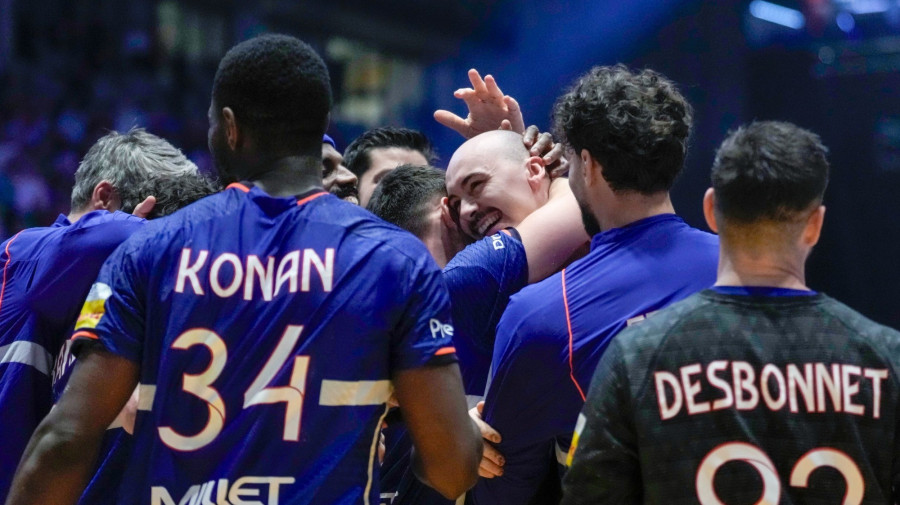 A francia válogatott tagjai ünnepelnek, miután 35-34-re győztek a férfi kézilabda-világbajnokság Portugália-Franciaország bronzmérkőzésén Oslóban 2025. február 2-án. MTI/EPA/NTB/Stian Lysberg Solum