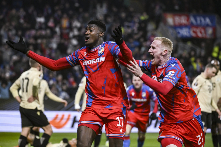 Az elsõ gól szerzõje, Rafiu Durosinmi (k), a Viktoria Plzen játékosa, mellette csapattársa, Václav Jemelka a labdarúgó Európa-liga nyolcaddöntõjébe jutásért játszott Viktoria Plzen - Ferencvárosi TC második mérkõzésen a plzeni Doosan Arénában 2025. február 20-án. MTI/Czeglédi Zsolt