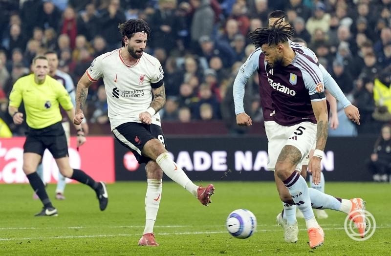 Birmingham, 2025. február 19. Szoboszlai Dominik, a Liverpool (bal) és Youri Tielemans, az Aston Villa játékosa (jobb) az angol első osztályú labdarúgó-bajnokságban játszott Aston Villa-Liverpool mérkőzésen Birminghamben 2025. február 19-én. MTI/EPA/Tim Keeton