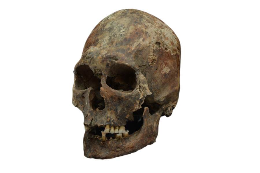 Mesterségesen torzított koponya a Tiszabura-Pusztataskonyon feltárt 5. századi, magányosan eltemetett női sírból. Az eltemetett nő közvetlen kapcsolatba hozható ázsiai hun személyekkel. Fotó: Hajdu Tamás, ELTE