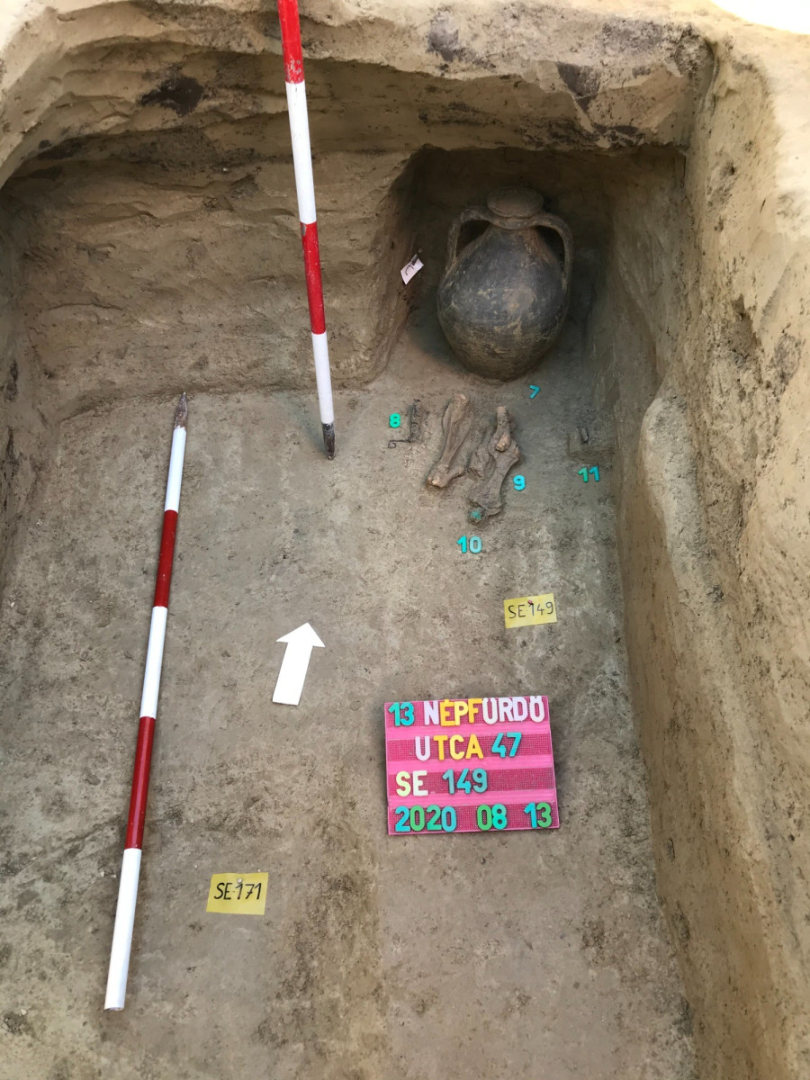 Ásatási fotó a Budapest, Népfürdő utcai férfi sírról (4. század vége/5. század). A fej mögött kialakított fülkében nagyméretű korsó. Fotó: Mészáros Boglárka, BTM Aquincumi Múzeum és Régészeti Park